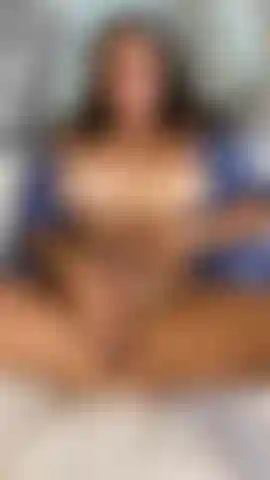 Milf spielt mit hübscher muschi.