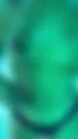 Reibe auf einer öffentlichen sonnenbank unter der unterwäsche die klitoris.