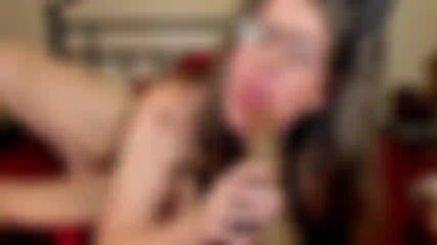 Schlampig würgender bbc-dildo-deepthroat.