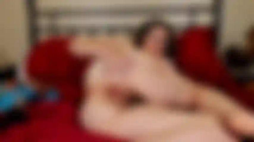 Der arsch ist auf der seite gespreizt.