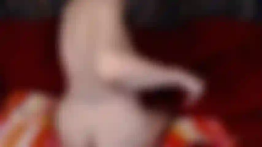 Die einen analdildo reitet.