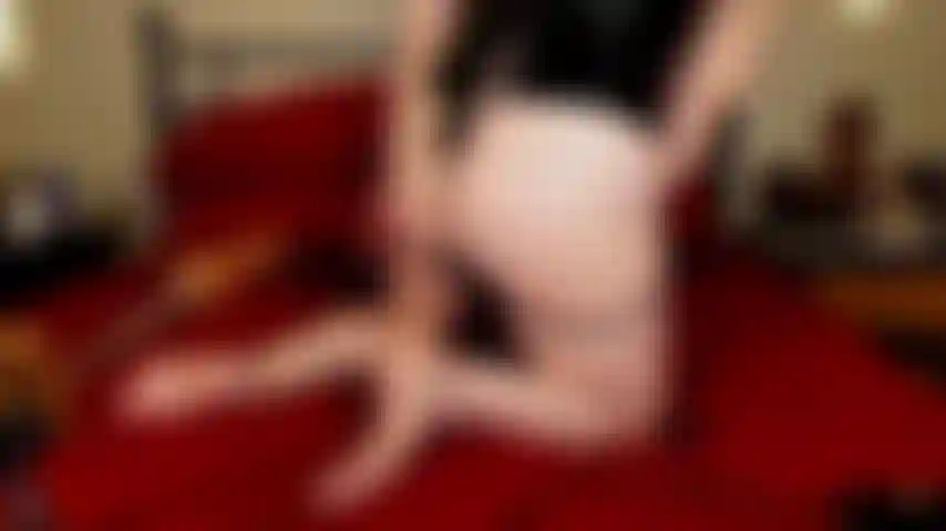 Eine anal-fickmaschine im korsett mit sohlen und klaffenden löchern – ein bisschen chaotisch.