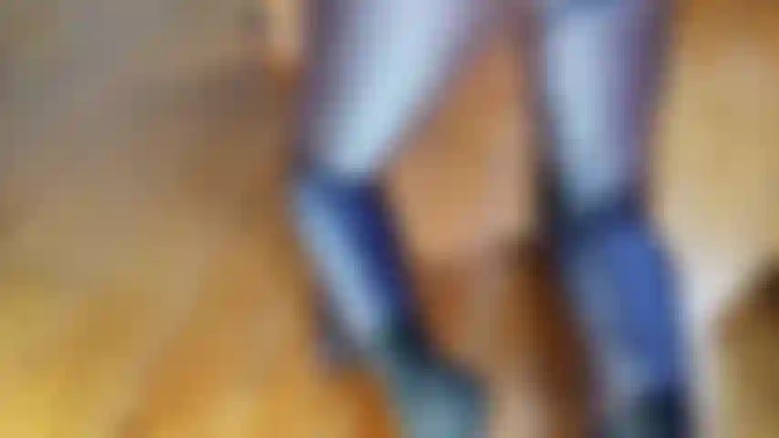 Arsch- und schwanzshow in glänzenden hosen.