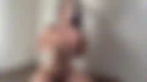 Sexy video von mir, wie ich meinen körper überall berühre. Ich . Sieh zu, wie ich mich langsam ganz ausziehe. Komm und sieh mir zu.