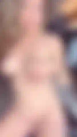 Ich reibe und streichle meinen ganzen nackten körper. Bist du bereit?