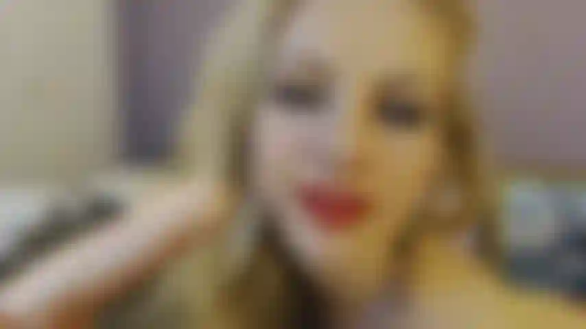 Langsame, sanfte, sexy köchin, rote lippen.