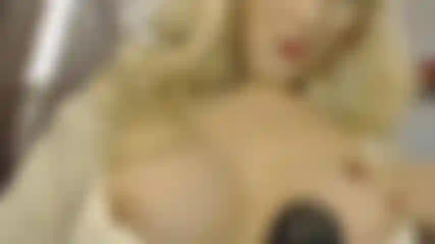 Dildo zwischen den brüsten.