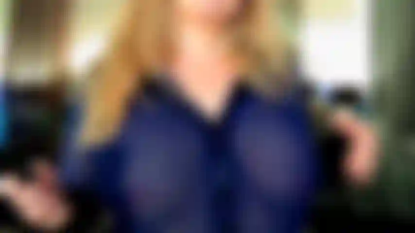 Die brüste neckt und tief an einem dildo lutscht.