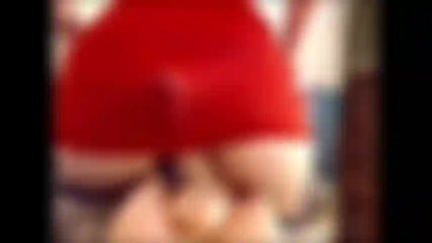 Den arsch neckt und den dildo zwischen den arschbacken reibt.