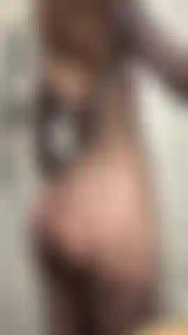 Frechster striptease, direkt nach heißem liebesspiel.