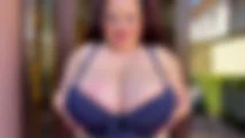 Compressed_desire_hugeboobs_closeup-bra-bouncing