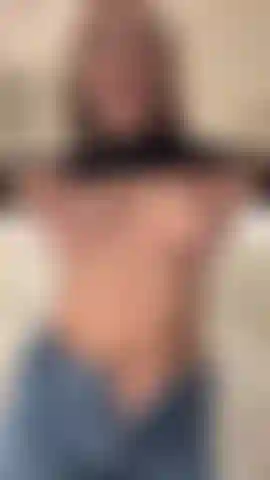 Ich war so geil, dass ich beschloss, im badezimmer der cafeteria mit meiner muschi zu spielen mmmmm.