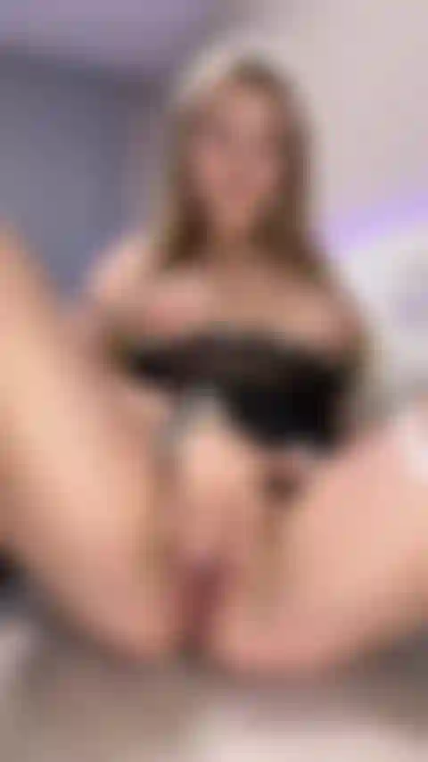 Ich will meine muschi mit einem dildo ficken, mmm.