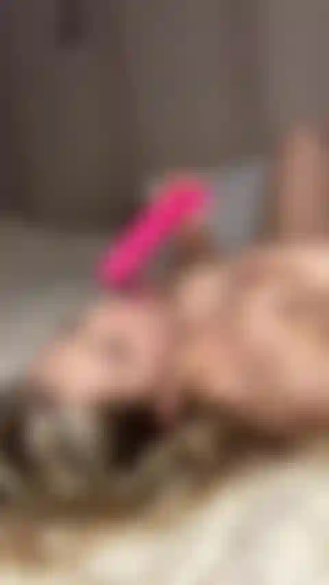 Ich mag es, dir einen harten schwanz zu lutschen, mmmm.