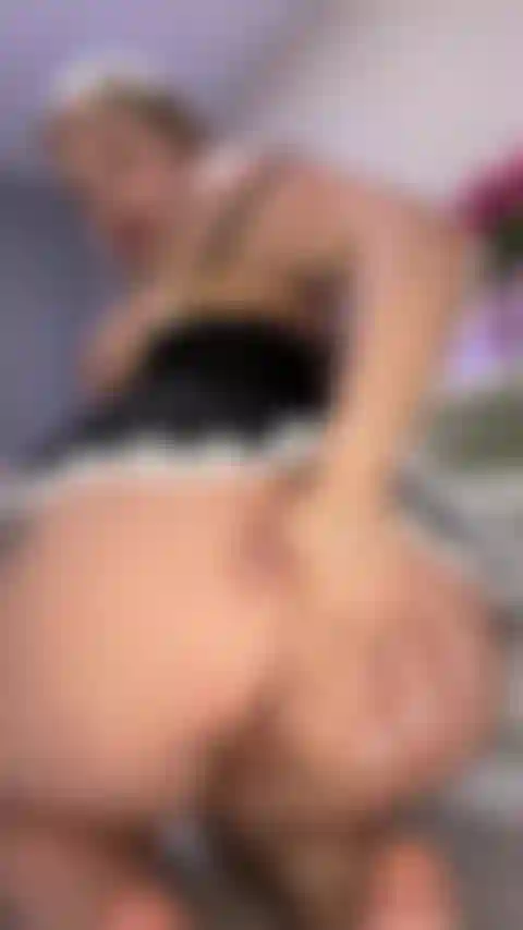 Ein schmutziges dienstmädchen mit einem plug in ihrer arsch-fick-muschi, mmmm.