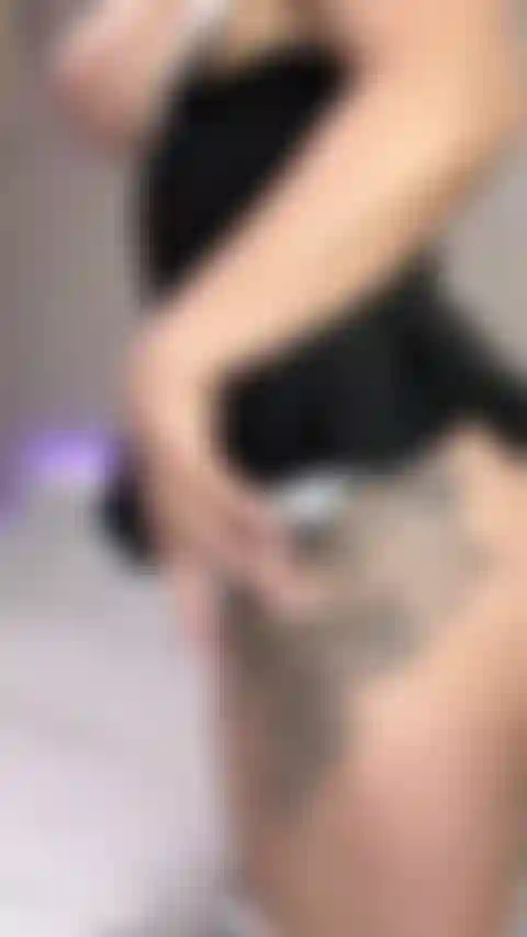 Dein schmutziges dienstmädchen, das mit deiner muschi spielt.