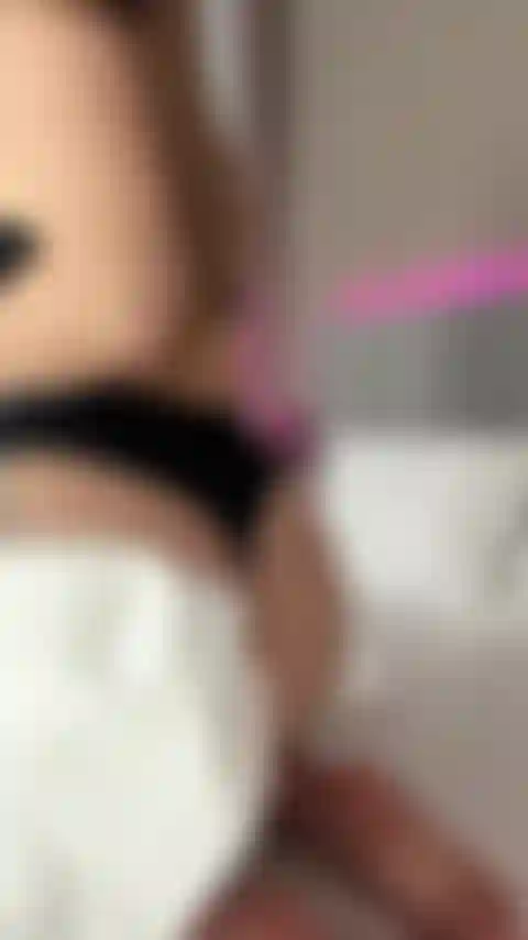 Du hast mir geholfen, meinen arsch einzucremen, und dann hast du mir einen schwanz in den arsch gesteckt, mmm.