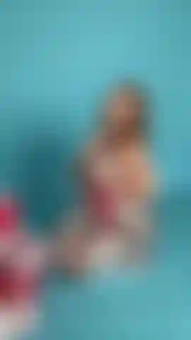 Der weihnachtsmann hat ein geschenk für dich, möchtest du es auspacken?