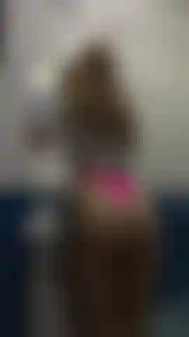 Zieh mein höschen aus, während ich mich schminke, und stecke deine zunge in meine muschi, mmmm.