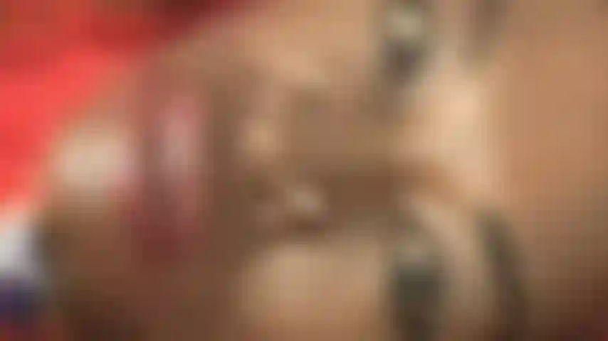 Eine dame in rot, bewunderung.