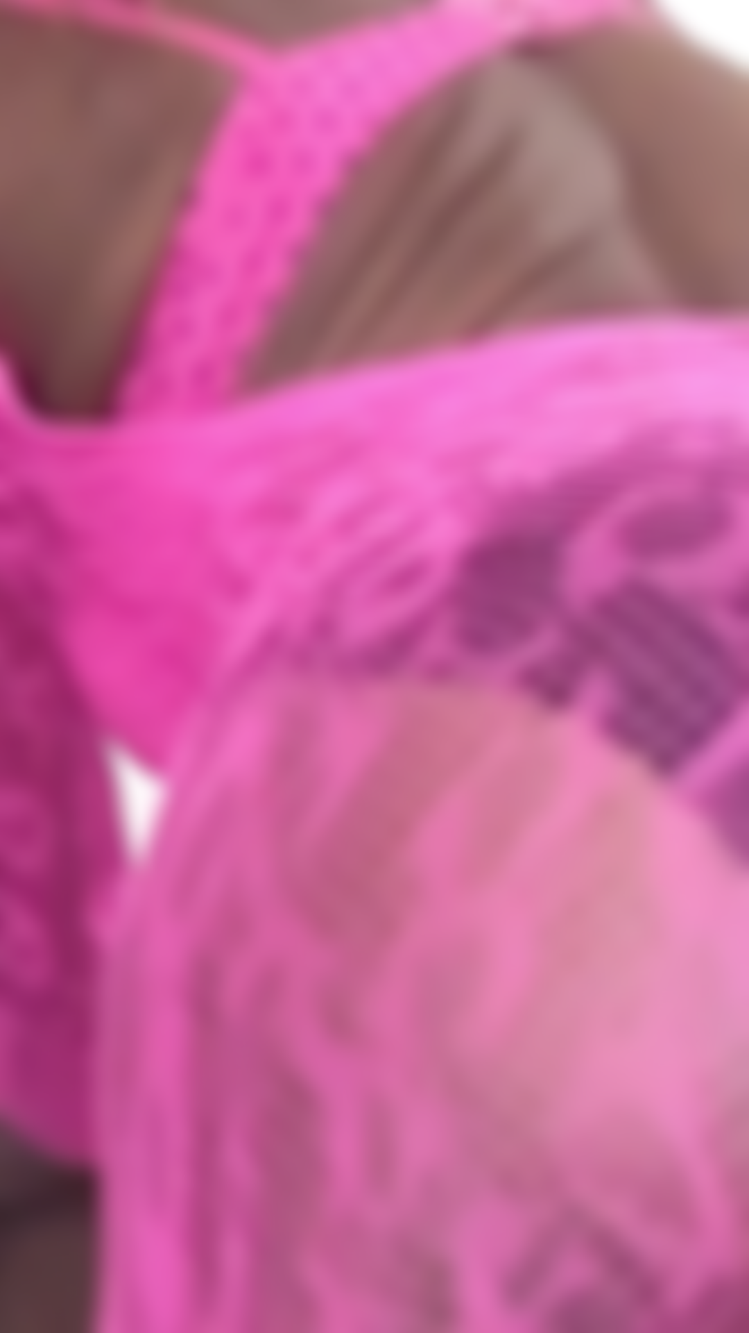 Mit einem verführerischen kleinen hintern in rosa dessous.