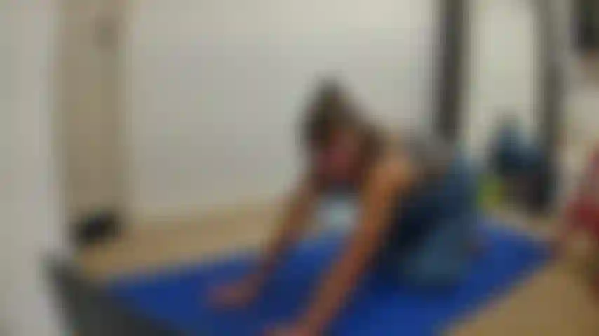 Latzhosen-yoga.