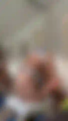 Dixie_Milf macht einen kopfstand.