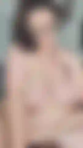 Eine nerdige, nackte milf mit einer dixie-puppe.