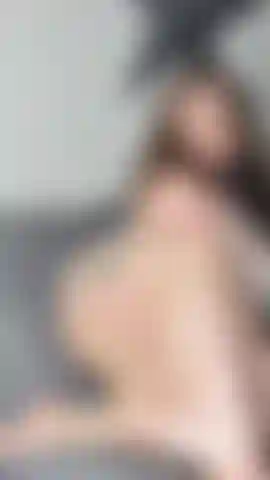 Eine bbw-göttin, eine tittenanbeterin in süßer sommerunterwäsche.