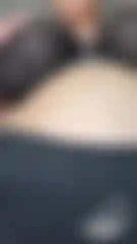 Eine heiße, dicke riesin mit kurven.