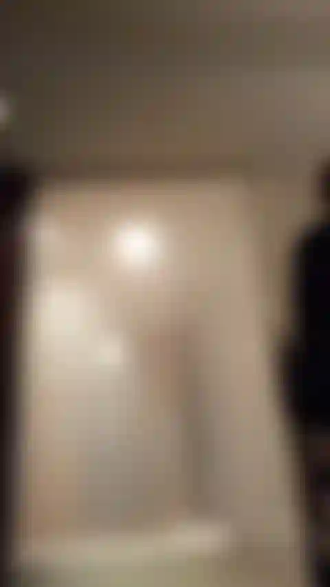 Ein schwüler gothic-kätzchen-shadowbox-tease. Großer arsch, freche titten.