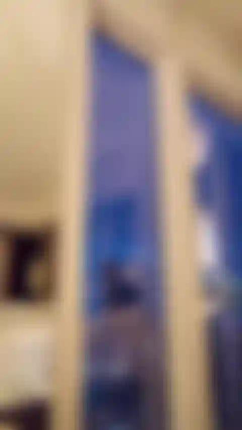 Ein elegantes spielzeug zeigt der stadt im fenster eines hochhaushotels ihren körper.