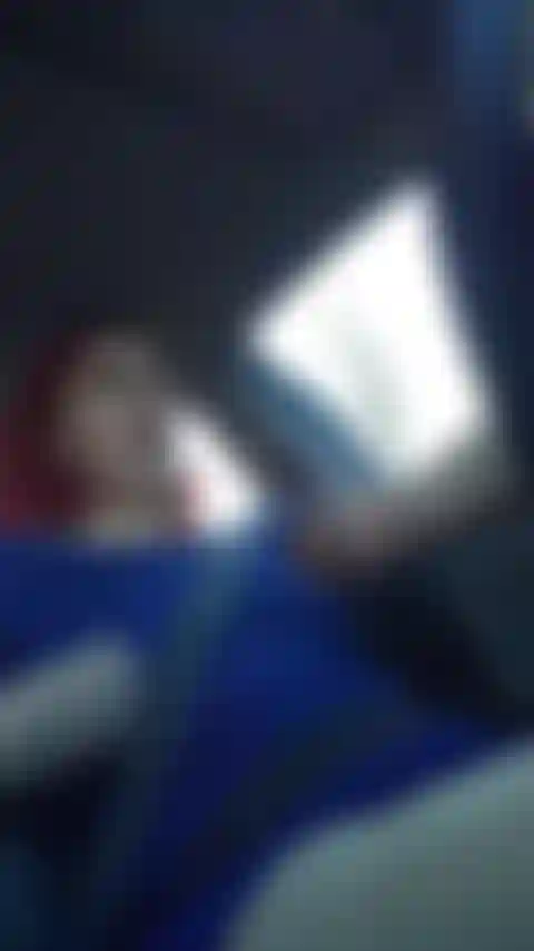 Eine exhibitionistische schlampe, die beim autofahren spielzeug reitet.