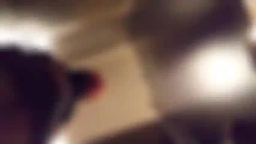 Ein geiles sexkätzchen tänzelt, flirtet und spielt sich in einem öffentlichen restaurant herum.