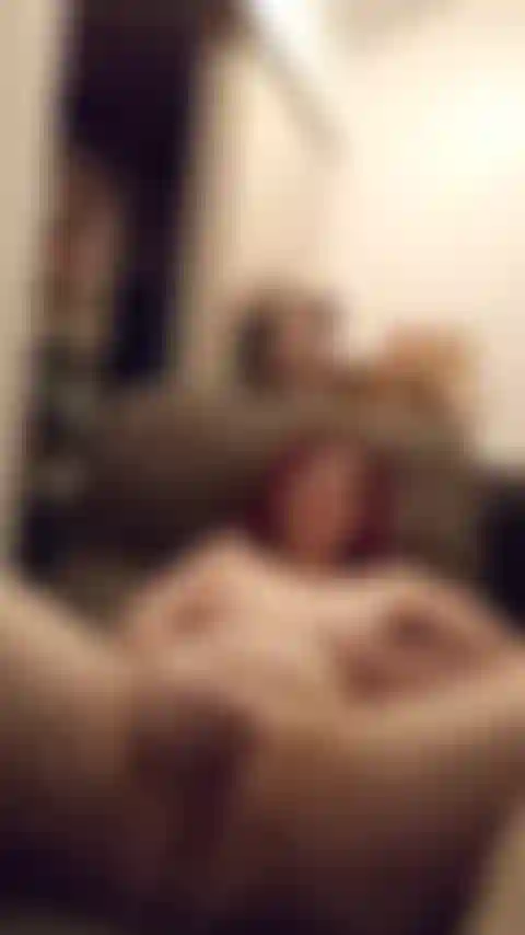 Eine verletzte schlampe fickt ihre fotze grob mit der faust.