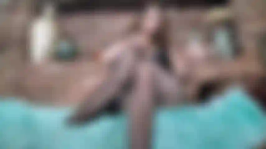 Lange beine in netzstrümpfen necken.