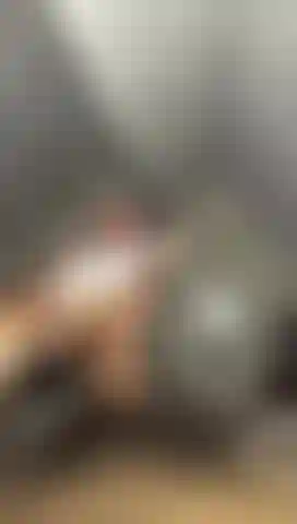 Und streichle meinen riesigen schwarzen schwanz.