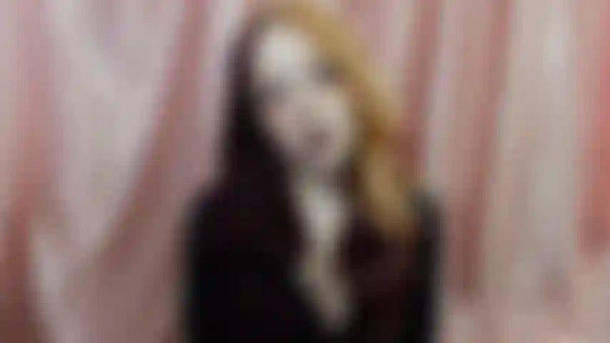 Betrayal trägt blau zensiert.