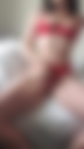 Ziehe mein rotes höschen mit offenem schritt und meinen peep-bh aus und spiele dann mit meinem vibrator, bis ich komme!
