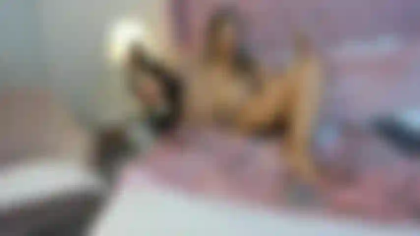 Ich ficke meine muschi hart, während ich mit dem gesicht nach unten liege.