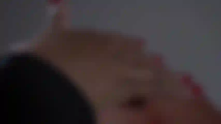 Jeder blick erzählt eine geschichte, jedes lächeln verbirgt ein geheimnis. Tritt ein und entdecke eine fesselnde mischung aus süße, selbstbewusstsein und versuchung. 💖.