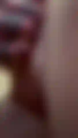 Spreize die schamlippen.