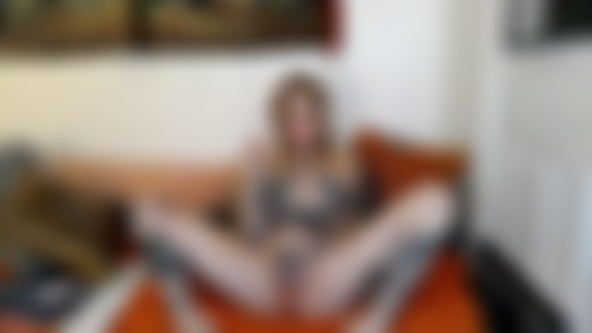 ( Stumm) ich komme mit meinem vibrator, der vibratorspitze im arsch und meiner muschi, die in einer cam-session vollgestopft wird.