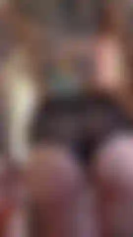 ( Stumm) und spiele mit der muschi über und unter dem höschen.