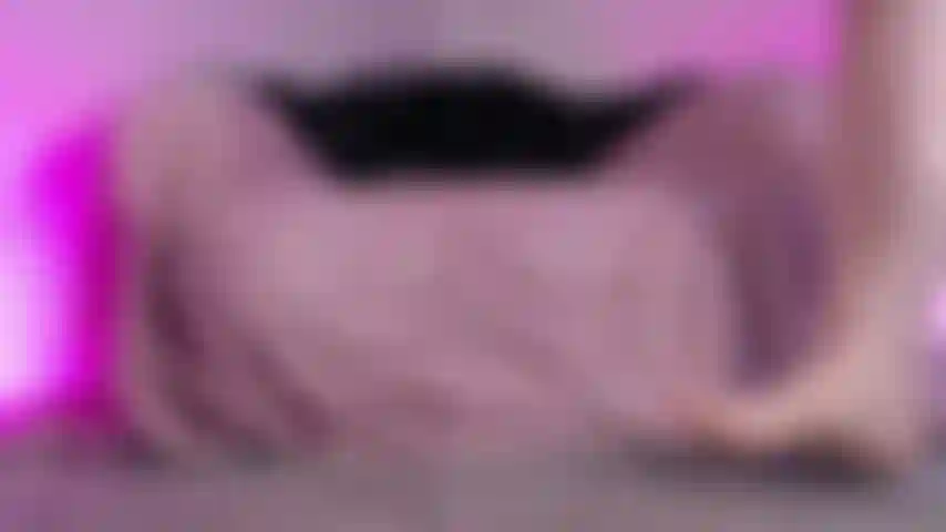 Ich bin eine göttin, eine riesin, und du hast mich in meinem versteck gefunden! Und genau als ich dabei war, diesen riesigen dildo zu ficken. Du bist winzig – es gibt keine möglichkeit, dass du mich befriedigen könntest, und ich könnte dich unter meinen riesigen füßen zerquetschen, aber werde ich das tun? Schau zu und sieh es selbst!