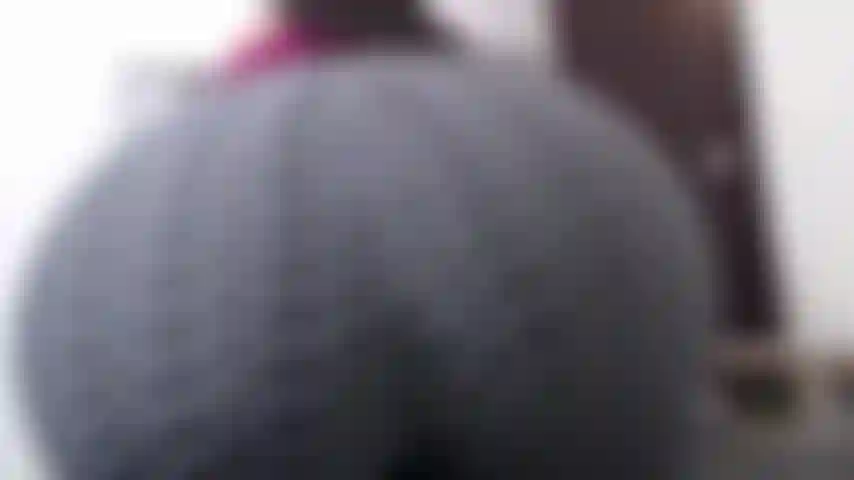 Bete meinen hintern in leggings an.