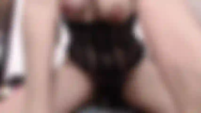 Auf meinem großen schwarzen schwanz zu reiten, während meine enge, behaarte muschi feucht wird und ich stöhne, während meine titten und mein arsch hüpfen.