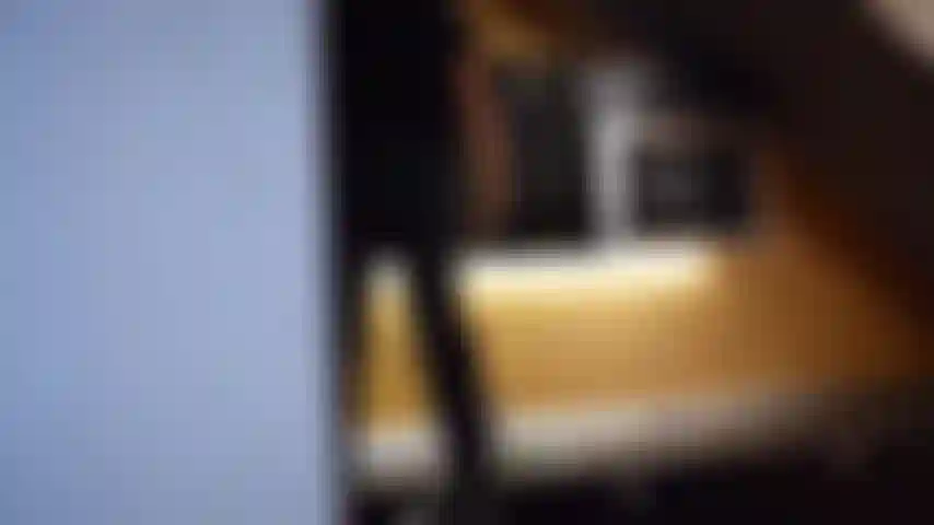 Putze das haus als dienstmädchen.