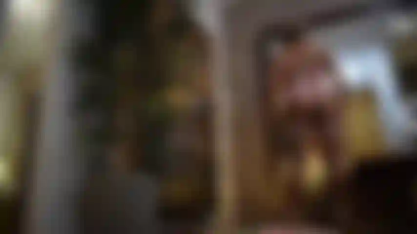 Große brüste, die sich umziehen.