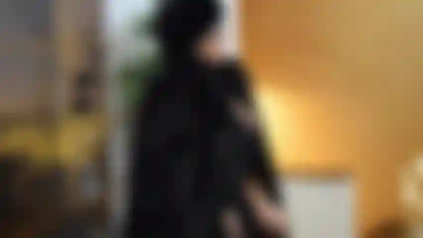 Schwarzer pelzmantel.